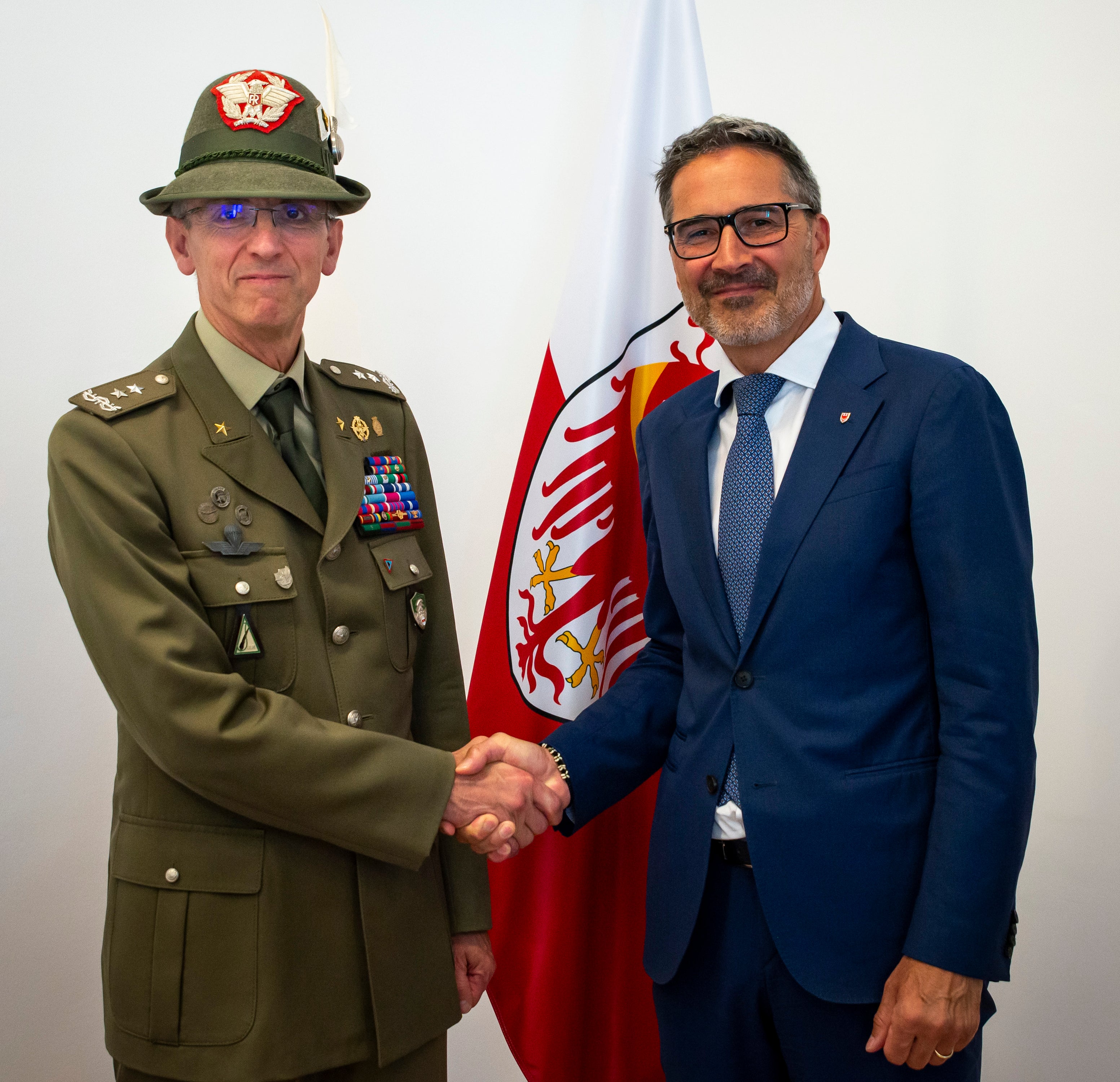 Landeshauptmann Arno Kompatscher (rechts) begrüßte den neuen Alpini-Kommandeur Michele Risi. (Foto: LPA/Fabio Brucculeri)
