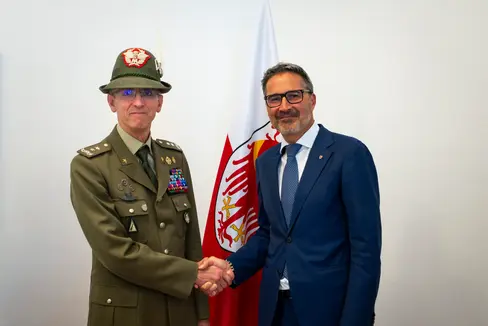 La stretta di mano tra il generale di Divisione Michele Risi, nuovo comandante delle Truppe Alpine, e il presidente della Provincia autonoma di Bolzano, Arno Kompatscher. (Foto. ASP/Fabio Brucculeri)