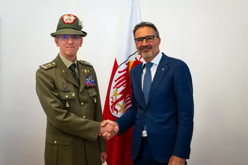 La stretta di mano tra il generale di Divisione Michele Risi, nuovo comandante delle Truppe Alpine, e il presidente della Provincia autonoma di Bolzano, Arno Kompatscher. (Foto. ASP/Fabio Brucculeri)