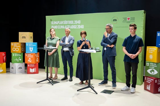 Silke Raffeiner (Mitte, mit Mikrophon) appellierte in Vertretung des Stakeholder Forum Klima daran, auch jene 100 Maßnahmen, die nach der Evaluierung als aktuell nicht umsetzbar kategorisiert wurden, nicht komplett außer Acht zu lassen und die (politischen) Voraussetzungen zu schaffen, damit die Maßnahmen umsetzbar werden. (Foto: LPA/Fabio Brucculeri)