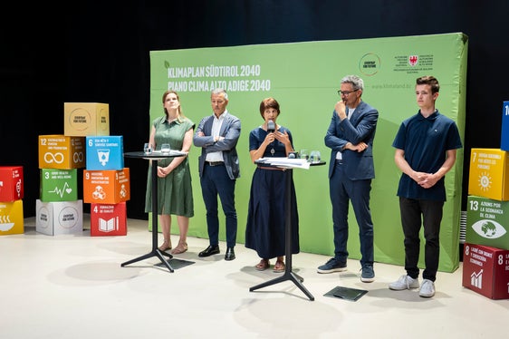 Silke Raffeiner (Mitte, mit Mikrophon) appellierte in Vertretung des Stakeholder Forum Klima daran, auch jene 100 Maßnahmen, die nach der Evaluierung als aktuell nicht umsetzbar kategorisiert wurden, nicht komplett außer Acht zu lassen und die (politischen) Voraussetzungen zu schaffen, damit die Maßnahmen umsetzbar werden. (Foto: LPA/Fabio Brucculeri)