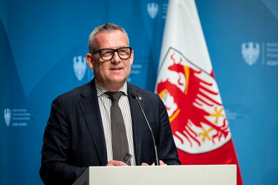 Landesrat Christian Bianchi hat das geplante Kulturgüterdepot im Anschluss an die Landesregierungssitzung am 30. Dezember vorgestellt. (Foto: LPA/Fabio Brucculeri)