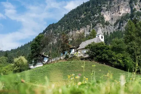 L'area protetta attorno alla chiesa di San Nicolò e alla canonica a Caprile verrà estesa garantendo così un’ulteriore protezione all'intero monumento. (Foto: ASP/René Gamper)