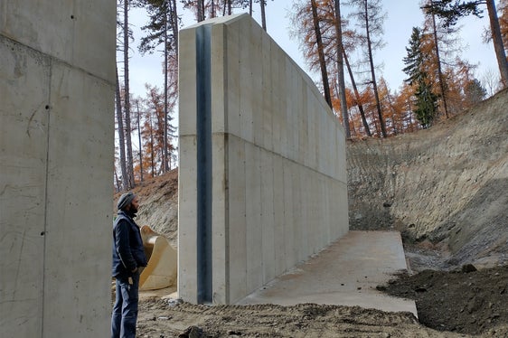 Talseitig der Geschieberückhaltesperre im Tartscherbach (im Bild) wird eine rund 45 Meter lange Künette aus Zyklopensteinen und Beton errichtet. (Foto: LPA/Landesamt für Wildbach- und Lawinenverbauung West)