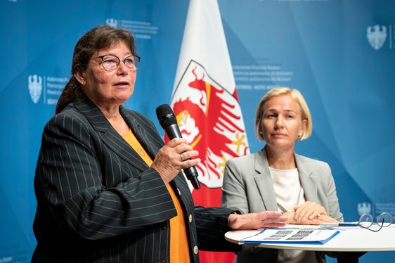 Karonline Wieland berichtete von den Erfahrungen, die der Sozialdienst Wipptal gemacht hat, berichtet und hielt dabei fest: Das individuelle Projekt ist eine gute Chance für die Familie, da es keine ‚drübergestülpte‘, standardisierte Lösung ist. (Foto: LPA/Fabio Brucculeri)