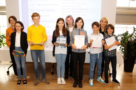 Die Bestplatzierten der Kategorie Benjamin (1. Mittelschul-Klasse) mit Getrud Verdorfer (links), Eva Maria Brunnbauer und Siglinde Doblander (rechts). (Foto: LPA/Verena Hilber)
