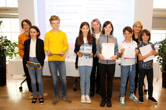 Die Bestplatzierten der Kategorie Benjamin (1. Mittelschul-Klasse) mit Getrud Verdorfer (links), Eva Maria Brunnbauer und Siglinde Doblander (rechts). (Foto: LPA/Verena Hilber)