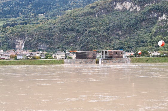 Am Dienstag, 31. Oktober, hatte die Etsch – im Bild bei der Pegelmessstation in Salurn – die Warnstufe überschritten. (Foto: LPA/Agentur für Bevölkerungsschutz)