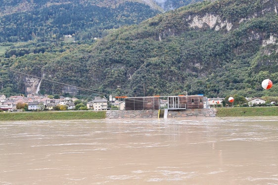Am Dienstag, 31. Oktober, hatte die Etsch – im Bild bei der Pegelmessstation in Salurn – die Warnstufe überschritten. (Foto: LPA/Agentur für Bevölkerungsschutz)