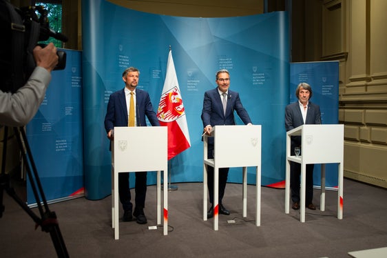 L'assessore provinciale Daniel Alfreider (da sinistra), il presidente Arno Kompatscher e l'assessore provinciale Hubert Messner hanno presentato oggi alla stampa le più importanti decisioni assunte dalla Giunta provinciale. (Foto: ASP/Fabio Brucculeri)