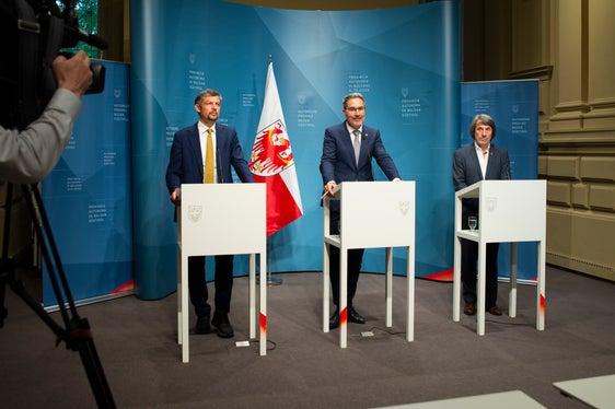 L'assessore provinciale Daniel Alfreider (da sinistra), il presidente Arno Kompatscher e l'assessore provinciale Hubert Messner hanno presentato oggi alla stampa le più importanti decisioni assunte dalla Giunta provinciale. (Foto: ASP/Fabio Brucculeri)