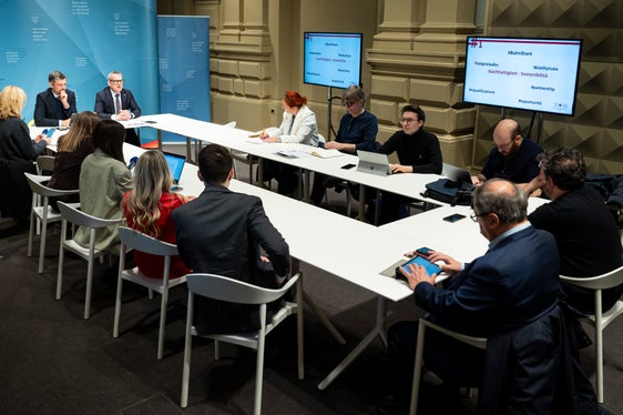 Landeshauptmannstellvertreter Daniel Alfreider und Landesrat Christian Bianchi im Gespräch mit den Medien zu #1 Jahr Landesregierung. (Foto: LPA/Fabio Brucculeri)