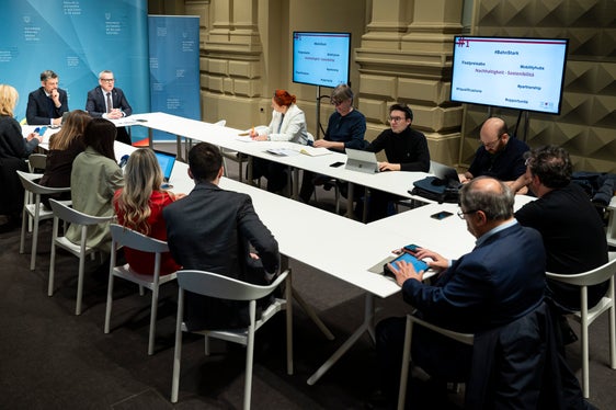 Landeshauptmannstellvertreter Daniel Alfreider und Landesrat Christian Bianchi im Gespräch mit den Medien zu #1 Jahr Landesregierung. (Foto: LPA/Fabio Brucculeri)
