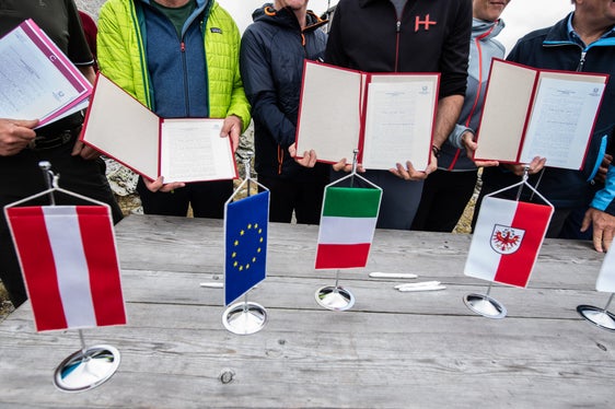 Auf der Landshuter Europahütte wurde heute der Gründungsakt der gleichnamigen Stiftung unterzeichnet und der fünfköpfige Stiftungsrat eingesetzt. (Foto: LPA/Ivo Corrà)