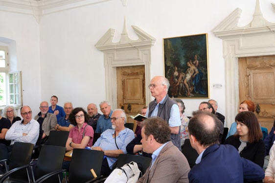 Bei der Buchvorstellung des 50. Bandes der Veröffentlichungen des Südtiroler Landesarchivs wurde rege diskutiert. (Foto: LPA/Landesarchiv)