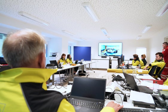 Videokonferenz der Landeseinsatzleitung Tirol mit dem Lagezentrum Südtirol gestern, Freitag, im Rahmen der Eurex.24. (Foto: Land Tirol/Konrad Pölzl)