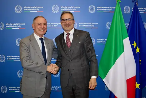 L'incontro al MIMIT dell'8 aprile: la stretta di mano tra il ministro delle Imprese e del Made in Italy Adolfo Urso (a sinistra) ed il presidente della Provincia autonoma di Bolzano Arno Kompatscher. (Foto: USP)