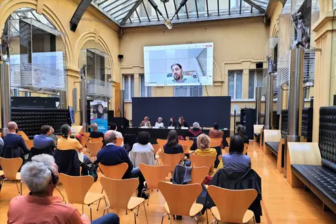 Ubai Aboudi, economista e direttore del Centro Bisan per la ricerca e lo sviluppo, in collegamento video, ha illustrato il commercio equo e solidale in Cisgiordania, concentrandosi su rischi ed opportunità. (Foto: USP/Ufficio Volontariato e Solidarietà)