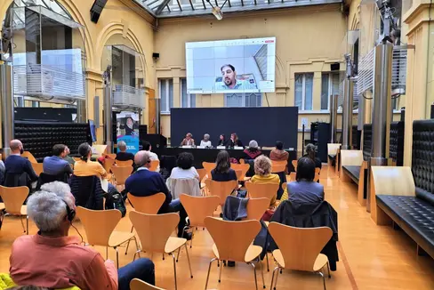 Ubai Aboudi, dem Direktor des Bisan-Zentrums für Forschung und Entwicklung und Wirtschaftswissenschaftler, sprach über den Kontext des fairen Handels im Westjordanland. Aboudi wurde per Video zur Veranstaltung zugeschalten, nachdem ihm die Ausreise durch die israelischen Behörden verweigert wurde. (Foto: LPA/Amt für Freiwilligenwesen und Solidarität)