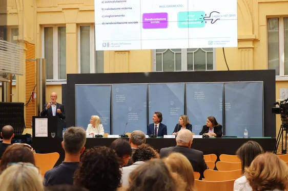 Il Bilancio sociale della Direzione Istruzione e Formazione italiana. Nella foto (da sinistra), Damiano Previtali, rappresentante del Ministero dell’Istruzione e del Merito, Nicoletta Rizzoli, direttrice della Scuola Professionale per il Commercio, Turismo e Servizi Luigi Einaudi, di Bolzano, il Sovrintendente scolastico, Vincenzo Gullotta, e le ricercatrici, Francesca Storai e Serena Greco. (Foto: ASP/Crocco)