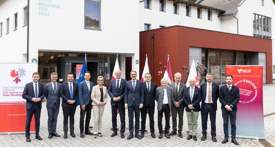 Gruppenfoto der Euregio-Versammlung am 21. Mai 2025 in St. Martin in Thurn im Gadertal (Foto: LPA/Tiberio Sorvillo)