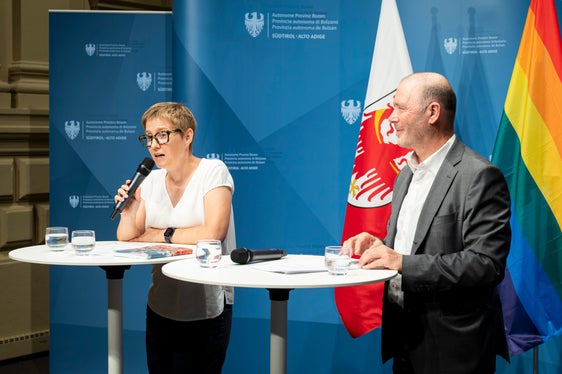 Anlaufstelle und grundlegend für die Musikszene: die Koordinatorin des Amtes Marlene Huber und Abteilungsdirektor Volker Klotz bei der Vorstellung des Südtiroler Musikarchivs. (Foto: LPA/Fabio Brucculeri)