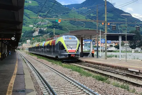 La Giunta provinciale ha deciso di stanziare circa 34 milioni di euro a favore di STA. Ciò consentirà a STA di acquistare dieci convogli per migliorare ulteriormente il trasporto ferroviario in Alto Adige. (Foto: USP/Alessandro Veronesi)