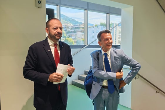 Nel nuovo anno scolastico si siederanno sui banchi di scuola 22.211 ragazzi e ragazze della scuola italiana. Il vicepresidente con il sovrintendente della scuola italiana in Alto Adige Vincenzo Gullotta. (Foto: USP)