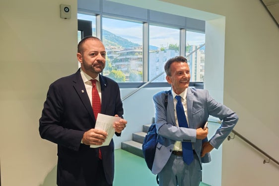 Nel nuovo anno scolastico si siederanno sui banchi di scuola 22.211 ragazzi e ragazze della scuola italiana. Il vicepresidente con il sovrintendente della scuola italiana in Alto Adige Vincenzo Gullotta. (Foto: USP)