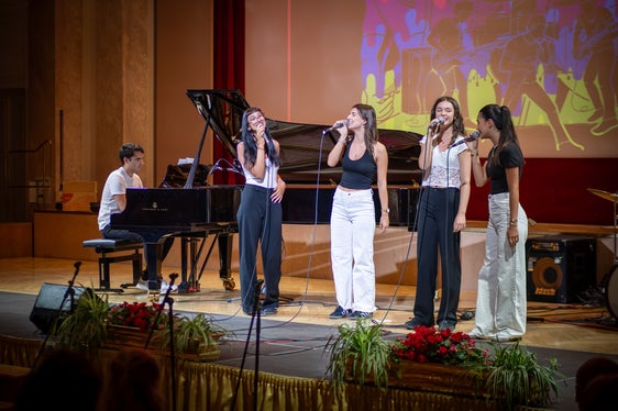 L'ensemble vocale della Scuola di musica Merano - Passirio e altri musicisti hanno accompagnato musicalmente la giornata di apertura. (Foto: USP/Nathan Chizzali)