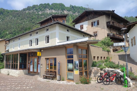La casa del parco naturale Monte Corno di Trodena: qui si svolgono le tradizionali giornate di cottura del pane in estate. (Foto: ASP/Ivan Plasinger)