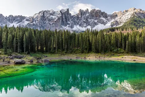 Questa immagine mostra il lago di Carezza, il piccolo lago alpino situato nell'alta Val d'Ega a 1534 m nel Comune di Nova Levante. Se vogliamo che simili bellezze alpine vengano mantenute anche in futuro, ogni cittadino dovrà tenere conto della propria impronta ecologica. La politica stabilisce il percorso da seguire e sostiene i proprietari di foreste (Foto: IDM/Tiberio Sorvillo)
