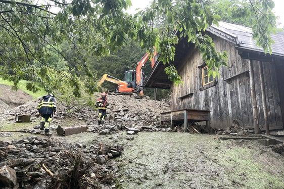Mit Baggern wird das Material, das bei den Unwetterereignissen vergangene Nacht in Bewegung geraten ist, entfernt. (Foto: LPA/GNews)