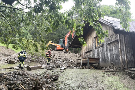 Mit Baggern wird das Material, das bei den Unwetterereignissen vergangene Nacht in Bewegung geraten ist, entfernt. (Foto: LPA/GNews)