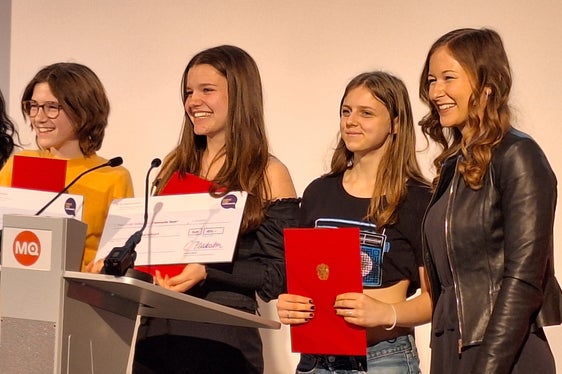 Sieger Klassische Rede – 8. Schulstufe, 2. Platz Sarah Schermaier (Wien), 1. Platz Alba Schiller (Burgenland), 3. Platz Sarah Lea Tillack (Südtirol), Jugendstaatssekretärin im Bundeskanzleramt Claudia Plakolm (Foto: LPA/Landesamt für Jugendarbeit/Anita Demetz)