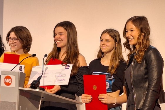 Sieger Klassische Rede – 8. Schulstufe, 2. Platz Sarah Schermaier (Wien), 1. Platz Alba Schiller (Burgenland), 3. Platz Sarah Lea Tillack (Südtirol), Jugendstaatssekretärin im Bundeskanzleramt Claudia Plakolm (Foto: LPA/Landesamt für Jugendarbeit/Anita Demetz)