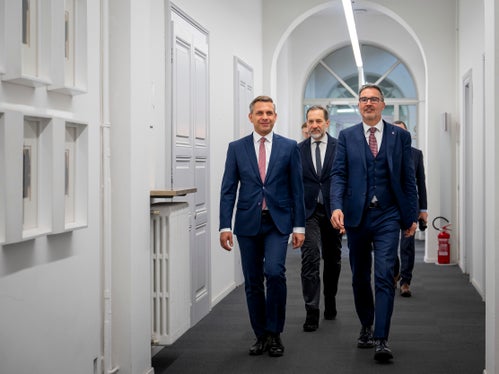 Wolfgang Hattmannsdorfer (a sinistra) è un politico della Österreichische Volkspartei e dal 2025 è ministro federale dell'Economia, dell'Energia e del Turismo nel Governo federale Stocker. (Foto: USP/Fabio Brucculeri)