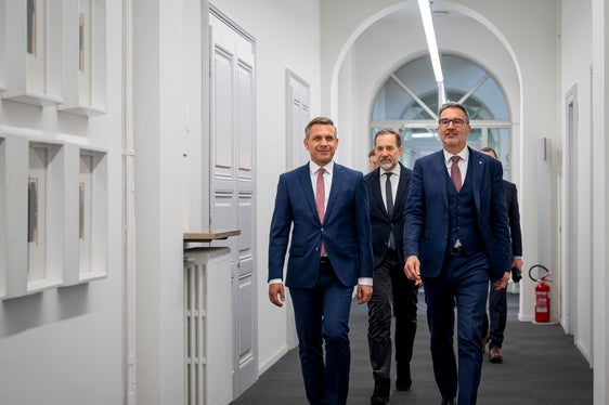 Wolfgang Hattmannsdorfer (a sinistra) è un politico della Österreichische Volkspartei e dal 2025 è ministro federale dell'Economia, dell'Energia e del Turismo nel Governo federale Stocker. (Foto: USP/Fabio Brucculeri)