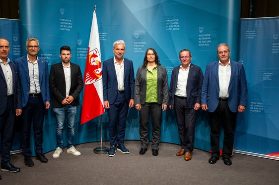 Hanno presentato i dati delle loro Ripartizioni: da sinistra: Martin Pazeller, Ripartizione Agricoltura, Günther Unterthiner, Ripartizione Foreste, Andrea Simoncelli, Protezione delle piante, l'assessore provinciale Arnold Schuler, Camilla Wellstein, Centro di competenza protezione delle piante Libera Università di Bolzano, Gustav Tschenett, direttore della Direzione Istruzione e Formazione tedesca, e Albert Wurzer, Agenzia Demanio provinciale. (Foto: ASP/Fabio Brucculeri)