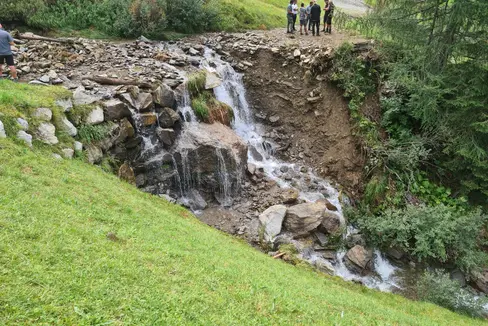 In fondo alla Val Casies l’altro ieri sera il Rio di Foi è esondato in diversi punti: dopo le forti piogge, l'acqua del torrente si è ingrossata e ha eroso l'argine in diverse zone, ha spostato un ponte e ha allagato diverse centinaia di metri di strada forestale (Foto: ASP/Ufficio provinciale sistemazione bacini montani Est)