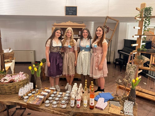 In der Adventszeit begannen die Schülerinnen und Schüler der Fachschule für Hauswirtschaft und Ernährung Tisens mit den Vorbereitungen für den Hofladen, der mit seiner vielfältigen Produktpalette allseits überzeugte und viel Zuspruch fand. (Foto: LPA/Fachschule für Hauswirtschaft und Ernährung Tisens)