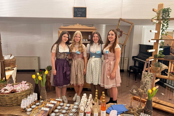 In der Adventszeit begannen die Schülerinnen und Schüler der Fachschule für Hauswirtschaft und Ernährung Tisens mit den Vorbereitungen für den Hofladen, der mit seiner vielfältigen Produktpalette allseits überzeugte und viel Zuspruch fand. (Foto: LPA/Fachschule für Hauswirtschaft und Ernährung Tisens)