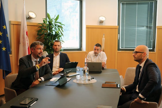 Massima collaborazione per il rafforzamento dell'infrastruttura ferroviaria: da sinistra l'assessore Alfreider, il direttore del Dipartimento Mobilità e Infrastrutture Martin Vallazza, il direttore generale di Sta - Strutture Trasporto Alto Adige SpA Joachim Dejaco e l'amministratore delegato di Rete Ferroviaria Italiana Gianpiero Strisciuglio (Foto: USP/Ingo Dejaco)