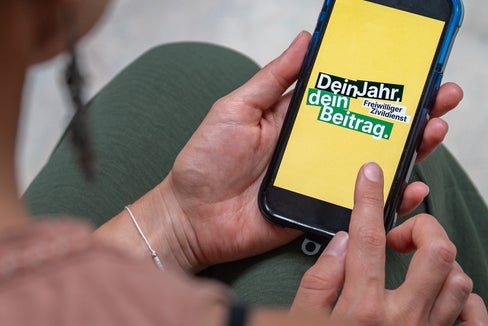 Jugendliche, die für 8 bis 12 Monate einen freiwilligen Zivildienst leisten wollen, können sich bei den anbietenden Organisationen melden. Informationen dazu gibt es auch im Amt für Freiwilligenwesen und Ehrenamt. (Foto: LPA)