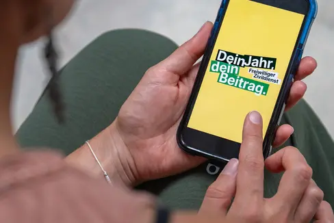 Jugendliche, die für 8 bis 12 Monate einen freiwilligen Zivildienst leisten wollen, können sich bei den anbietenden Organisationen melden. Informationen dazu gibt es auch im Amt für Freiwilligenwesen und Ehrenamt. (Foto: LPA)