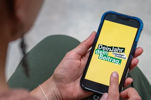 Jugendliche, die für 8 bis 12 Monate einen freiwilligen Zivildienst leisten wollen, können sich bei den anbietenden Organisationen melden. Informationen dazu gibt es auch im Amt für Freiwilligenwesen und Ehrenamt. (Foto: LPA)