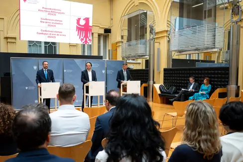 Die drei Bildungslandesräte blickten am 6. Juni auf das ablaufende Bildungsjahr 2024/25 zurück. (Foto: LPA/Fabio Brucculeri)