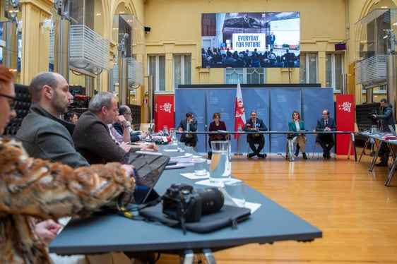 Der Landessozialplan, so Landeshauptmann Kompatscher im Gespräch mit den Medien, sei das strategische Fundament, um den Herausforderungen des demographischen Wandels zu begegnen. (Foto: LPA/Fabio Brucculeri)