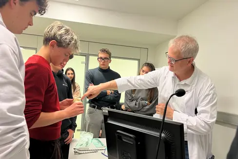 Spannender Ausflug in den Berufsalltag: Ein Facharzt erklärt den Schülerinnen und Schülern im Rahmen der Projektwoche Rendezvous mit dem Traumberuf medizinische Techniken. (Foto: LPA/Deutsche Bildungsdirektion/Pädagogische Abteilung/Maria Huber)