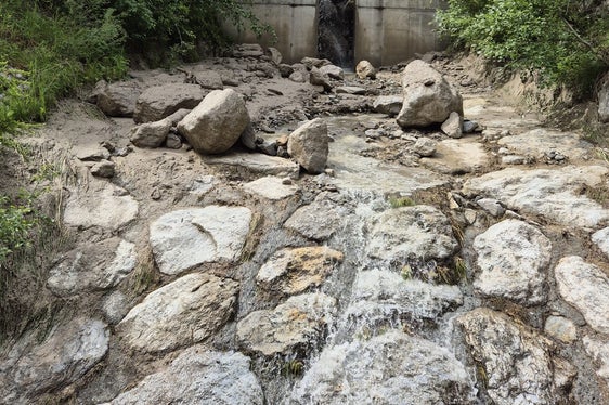 Diese Sperre im Stachelgraben in Hintermartell räumt die Wildbachverbauung nach den Folgen von Starkregen aus. (Foto: LPA/Amt für Wildbach- und Lawinenverbauung West in der Agentur für Bevölkerungsschutz)